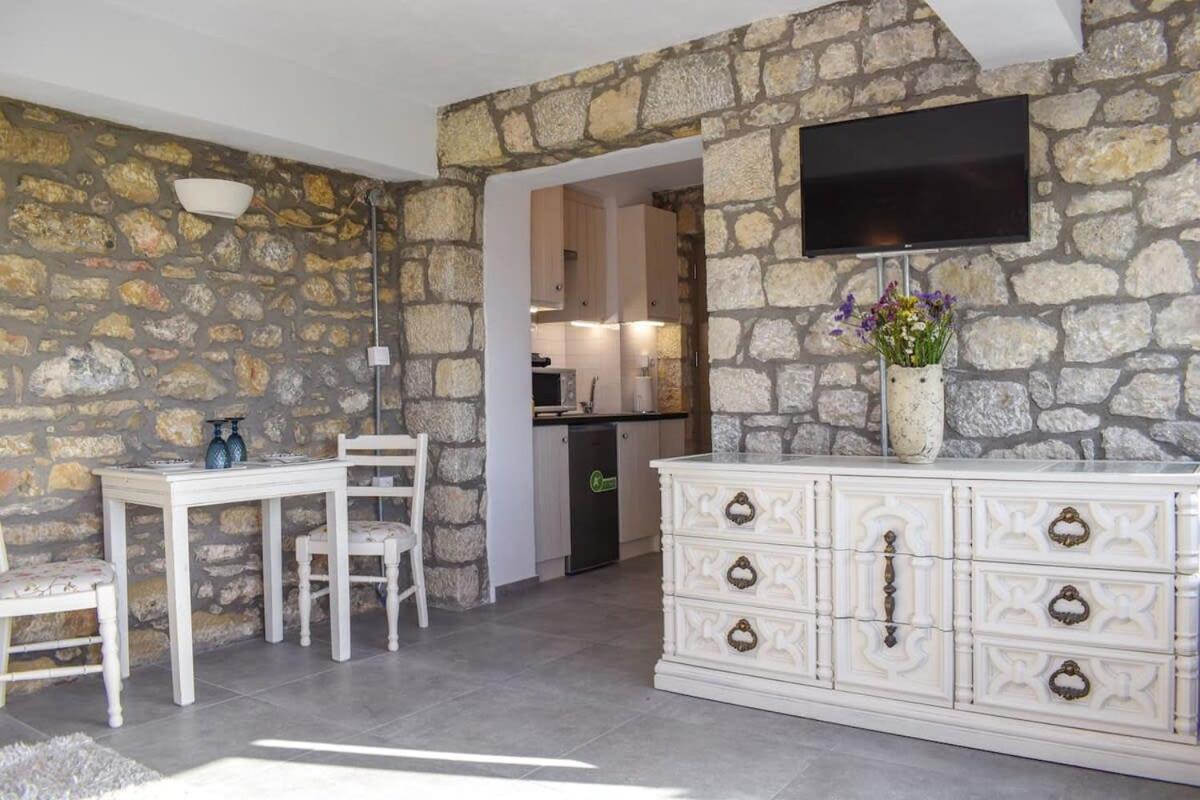 Вілла Coastal Stone Hideaway With Stunning Scenery Kitriai Екстер'єр фото